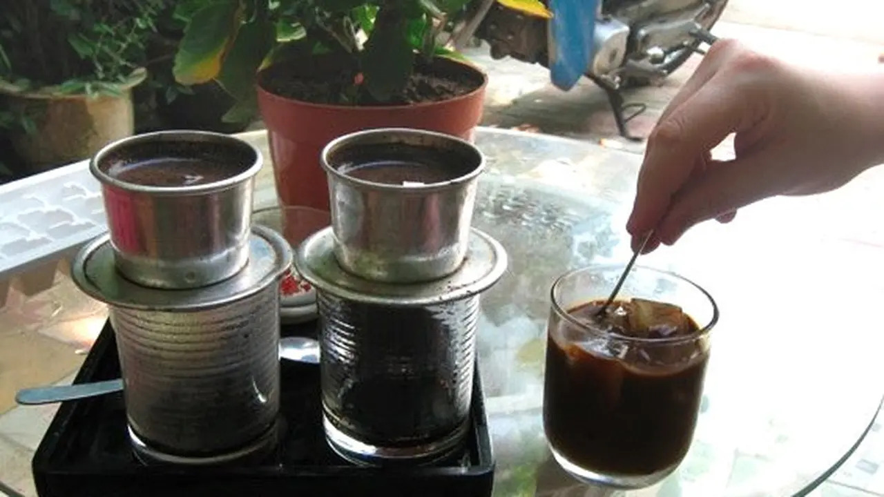 Susu Kental Manis Dengan Kopi Panas Menetes Dalam Gaya Vietnam Foto ...
